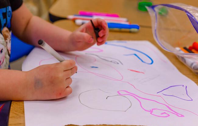 Kinder malen mit Buntstiften