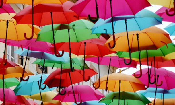 viele bunte Regenschirme